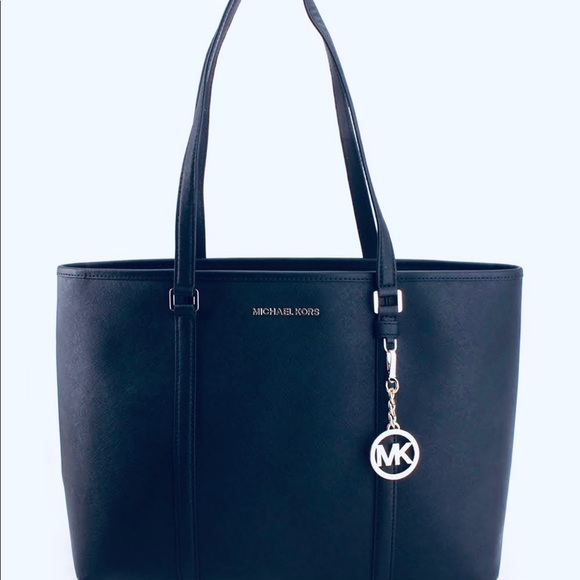 Michael Kors Handbags - 🆕⬇️STEAL Gorgeous Michael Kors Large Tote